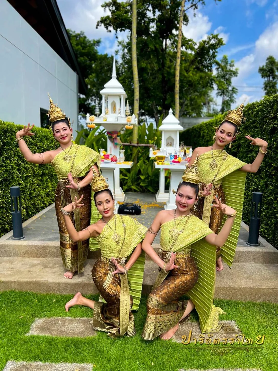 ผู้แสดงรำแก้บนสี่คนในชุดสีเขียวทอง