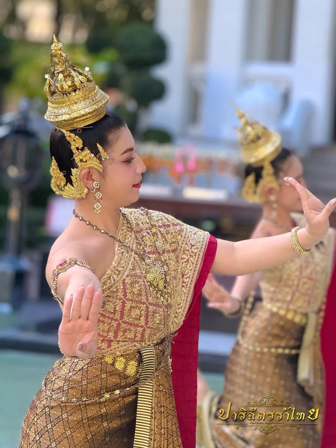 นางรำชุดทองแดงกำลังรำในมุมด้านข้าง