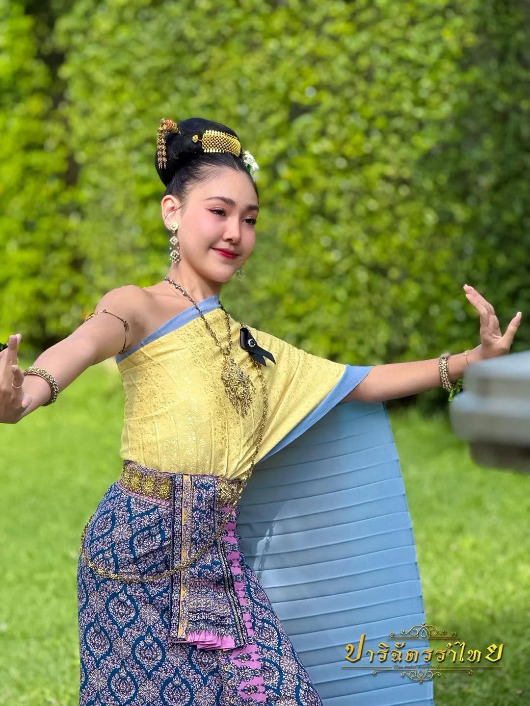 นางรำห่มสไบสีเหลืองและฟ้ากำลังรำ