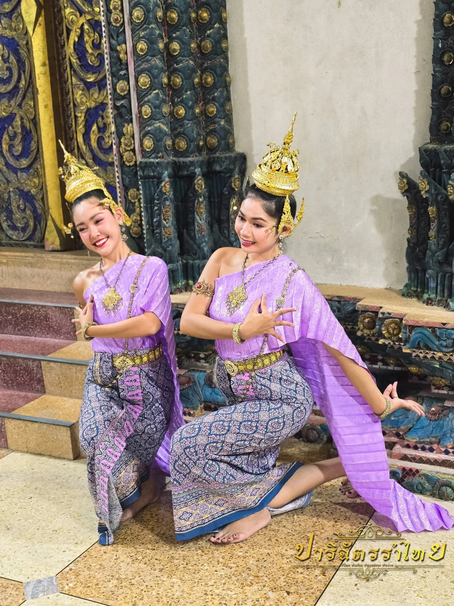 นางรำสองคนในชุดสีม่วง ณ ศาลยายแฟง วัดคณิกาผล